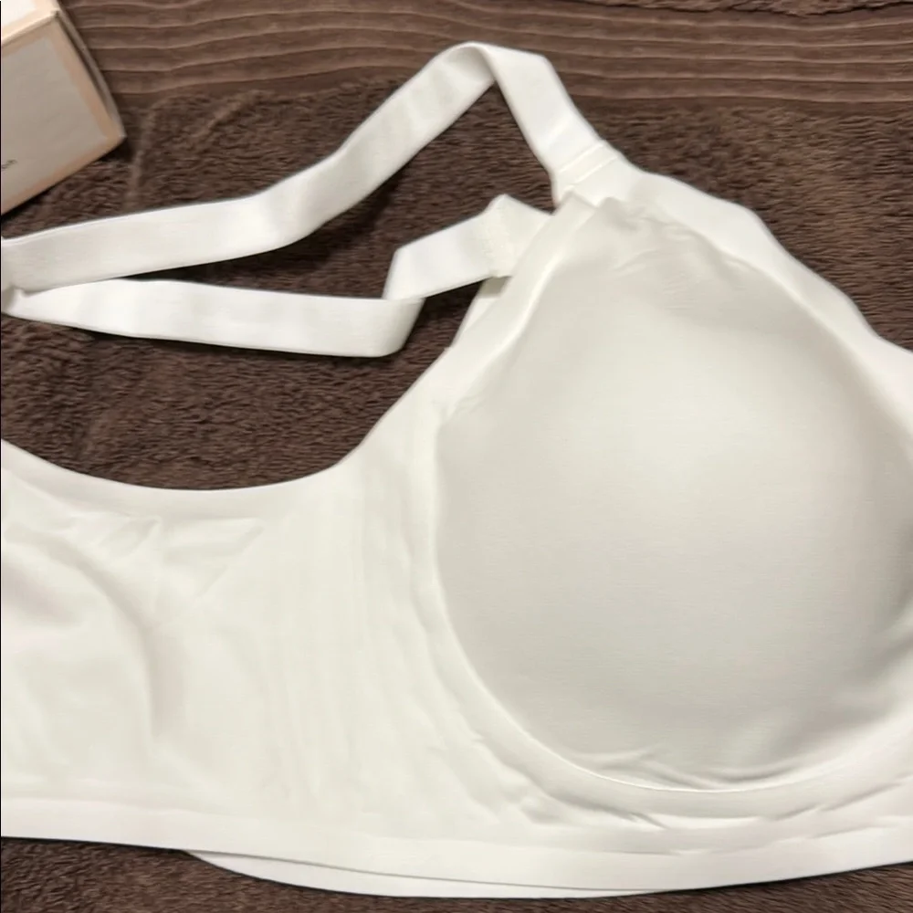 White Supportive Bra with Molded Cups and Adjustable Straps - Picture 3 of 9